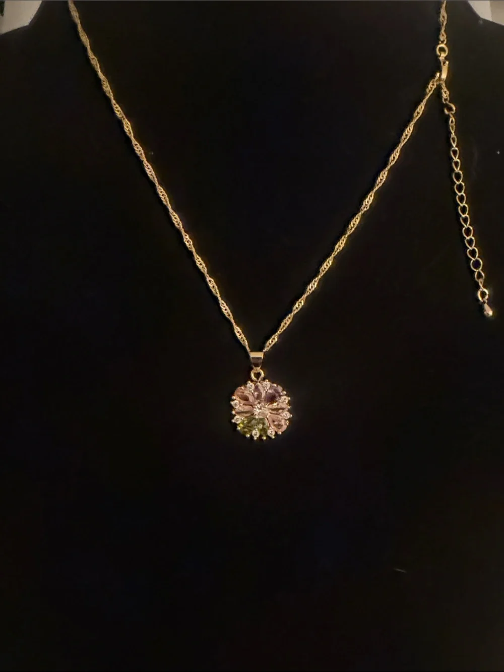 NWOT BEAUTIFULLY CRAFTED NECKLACE